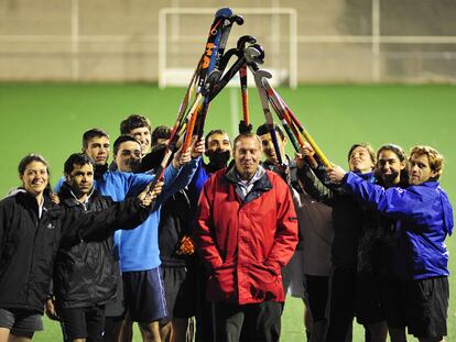 En el centro, de rojo, el entrenador de hockey Tito Piñeiro, rodeado de jugadores del Santiago Apóstol y el Ourense Galicia Calidade.