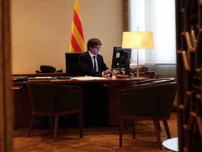 Puigdemont al seu despatx, l'octubre del 2017