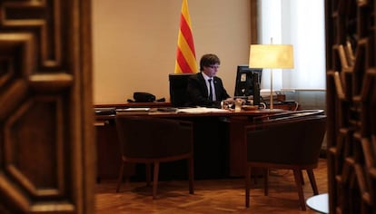 Puigdemont al seu despatx, l'octubre del 2017