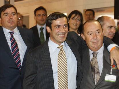 Jabyer Fernández, en el centro, abraza a Miguel Aguirre, en junio de 2008 durante la presentación del proyecto de viviendas modulares del grupo Afer.