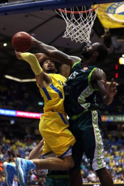 James Gist tapona la entrada a canasta de David Logan.