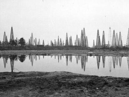 Postes pretolíferos de Goose Creek, Houston, Texas, en 1923. En una fotografía de Joaquim Gomis depositada en el Arxiu Nacional de Catalunya.