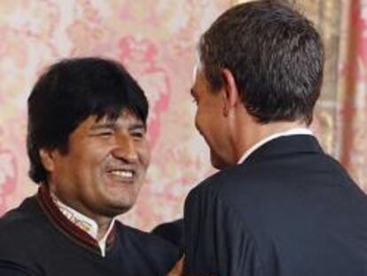 El presidente del Gobierno, José Luis Rodríguez Zapatero (d), saluda al presidente de Bolivia, Evo Morales, antes de la cena oficial que los monarcas españoles ofrecen en honor del mandatario boliviano, esta noche