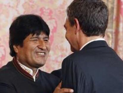 El presidente del Gobierno, José Luis Rodríguez Zapatero (d), saluda al presidente de Bolivia, Evo Morales, antes de la cena oficial que los monarcas españoles ofrecen en honor del mandatario boliviano, esta noche