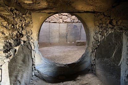 Cámara funeraria interior de la sepultura 1 de Los Millares vista desde el corredor de acceso.