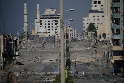 Escombros en una calle desierta tras los ataques aéreos israelíes en la ciudad de Gaza, este jueves.