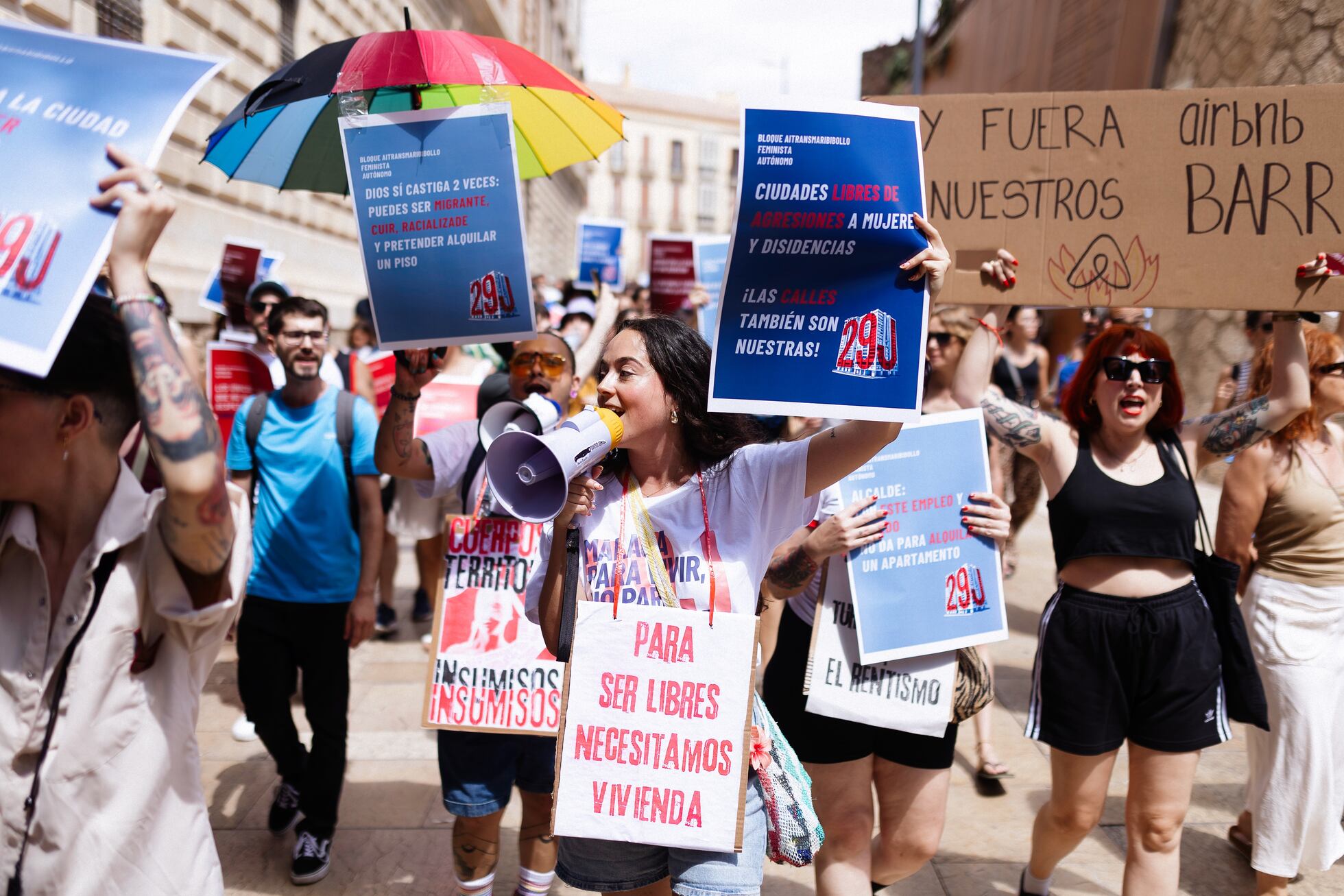 Miles de personas se manifiestan en Málaga contra el turismo masivo ...
