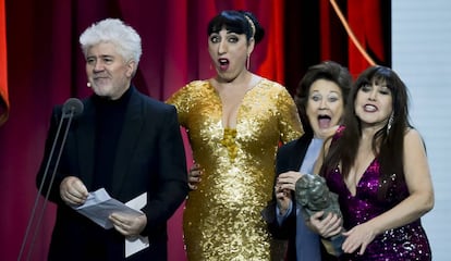 Pedro Almodovar, Rossy de Palma, Julieta Serrano y Loles León, en la gala.