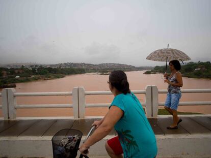 Así ha quedado el río de contaminado a su paso por Baixo Guandu tras la ruptura de una presa el pasado cinco de noviembre. Algunos municipios aseguran que el agua del río es potable tras un tratamiento, pero Naciones Unidas ha advertido de la existencia de metales pesados.