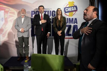 André Ventura, líder de Chega, canta el himno de Portugal en un acto electoral junto a otros dirigentes del partido en Lamego el 1 de marzo.