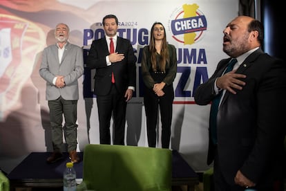 André Ventura, líder de Chega, canta el himno de Portugal en un acto electoral junto a otros dirigentes del partido en Lamego el 1 de marzo.