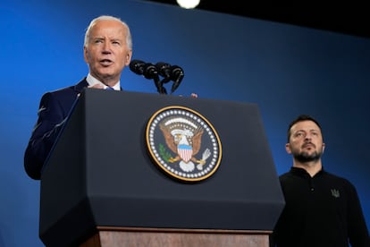 Joe Biden, a la izquierda, acompañado por Volodímir Zelenski, en un evento sobre el Pacto de Ucrania en Washington, en julio de 2024. 