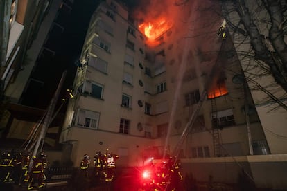 El fuego sorprendió a muchos vecinos dormidos, lo que, sumado a la velocidad con la que se propagaron las llamas, puede explicar el elevado número de víctimas.
