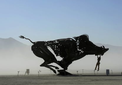 Visitantes juegan en una escultura interactiva de un jabalí, en el desierto Black Rock de Nevada (EE UU). 