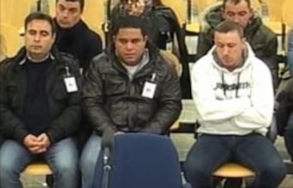 El Pastelero (primero por la izquierda en la segunda fila) durante un juicio