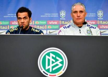 Daniel Alves e Tite falaram com a imprensa nesta segunda, no estádio Olímpico de Berlim.