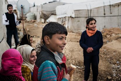 Los ni&ntilde;os pasan el tiempo entre las tiendas. Los trastornos infantiles se han convertido en un objetivo prioritario de organizaciones humanitarias que trabajan en la zona como Acci&oacute;n Contra el Hambre. Asentamiento de Delhamiye, Zahle, L&iacute;bano.