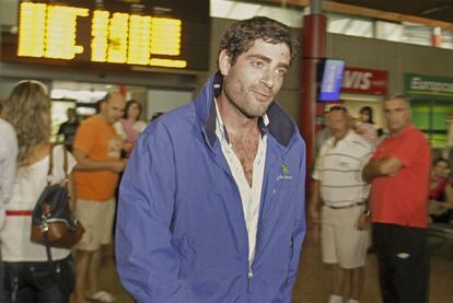 Damián Aguín, vecino de Portonovo y tercer oficial del <i>Mattheos I</i>, a su llegada al aeropuerto de Vigo.