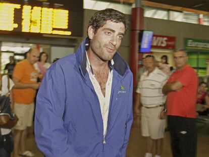 Damián Aguín, vecino de Portonovo y tercer oficial del <i>Mattheos I</i>, a su llegada al aeropuerto de Vigo.