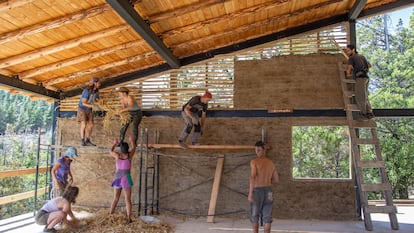 Vecinos de Epuyén trabajan en las obras de reconstrucción del centro cultural Antu Quillen. 