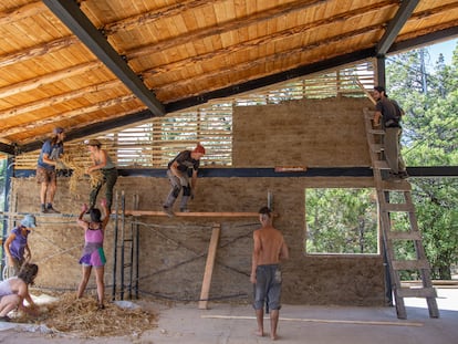 Vecinos de Epuyén trabajan en las obras de reconstrucción del centro cultural Antu Quillen. 