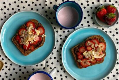 Esta tostada con fresas, aguacate, cacao puro y avellanas puede ser una buena primera comida