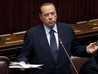 Berlusconi intenta resistir agitando el fantasma de la inestabilidad en Italia