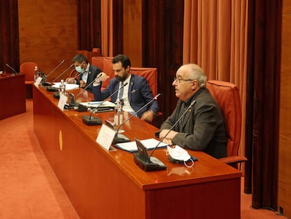 Los consejeros de Asuntos Sociales, Chakir El Homrani (i) y de Educación, Josep Bargalló (d), en el Parlament.