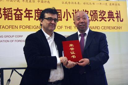 El escritor español Javier Cercas recibe hoy en Pekín el premio Taofen
