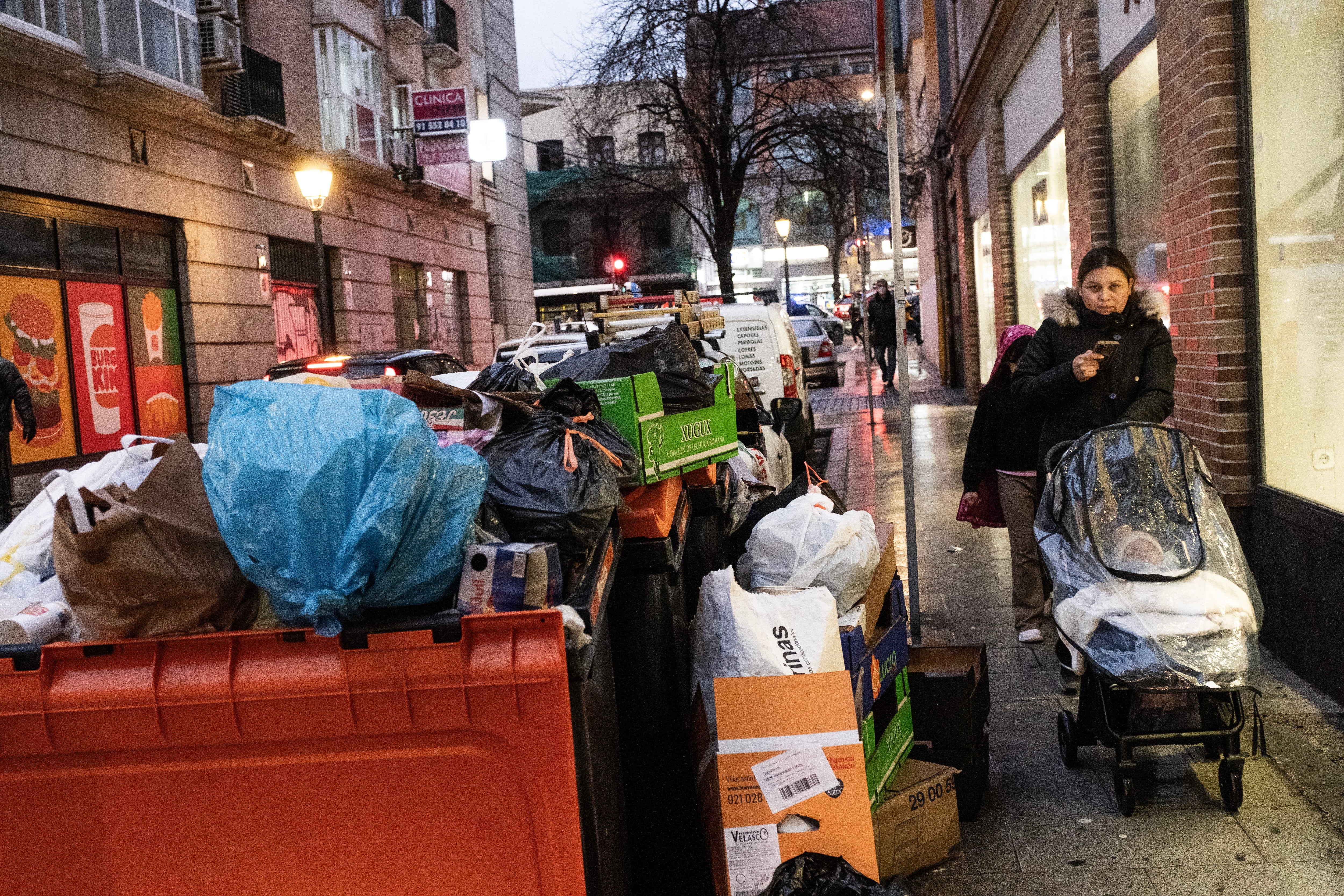 
Contenedores de basura abarrotados en la calle Melquíades Biencinto de Puente de Vallecas el pasado 26 de enero.
