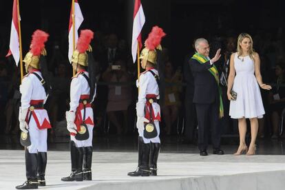 El presidente saliente de Brasil, Michel Temer, y la primera dama, Marcela Temer, esperan al presidente electo Jair Bolsonaro, en Brasilia (Brasil).