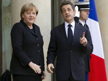 El presidente franc&eacute;s, Nicolas Sarkozy, da la bienvenida a la canciller alemana, Angela Merkel, a su llegada al Palacio del El&iacute;seo en Par&iacute;s (Francia). 