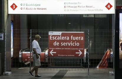 Las escaleras mecánicas fuera de servicio que conectan el vestíbulo de Atocha con el andén.