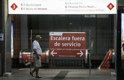 Las escaleras mec&aacute;nicas fuera de servicio que conectan el vest&iacute;bulo de Atocha con el and&eacute;n. 