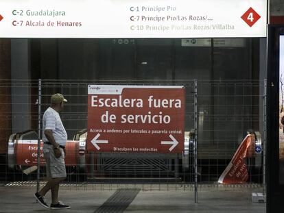 Las escaleras mec&aacute;nicas fuera de servicio que conectan el vest&iacute;bulo de Atocha con el and&eacute;n. 