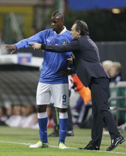 Cesare Prandelli habla con Mario Balotelli.