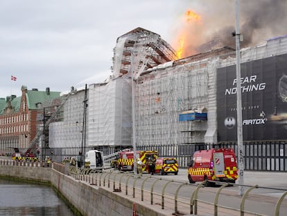 Copenhagen (Denmark), 16/04/2024.- Firefighters work to extinguish a fire at the old Stock Exchange (Boersen) in Copenhagen, Denmark, 16 April 2024. A violent fire broke out in the building which is under renovation on the morning of 16 April. The building was erected in the 1620s as a commercial building by King Christian IV and is located next to the Danish parliament. (Dinamarca, Copenhague) EFE/EPA/Ida Marie Odgaard DENMARK OUT
