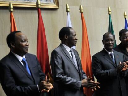 Los presidentes africanos tras la reuni&oacute;n de urgencia en el aeropuerto de Abiy&aacute;n.