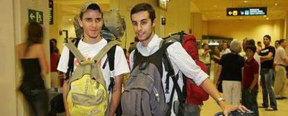 Miguel López (a la derecha) y Edén Galván, a su llegada al aeropuerto de Málaga en junio pasado.