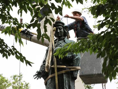 Un operario del Ayuntamiento de New Haven, este jueves durante la retirada de una estatua de Cristóbal Colón de un parque de la ciudad.