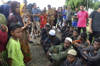 Residentes y refugiados rohinyá en Kuala Idi (Indonesia).