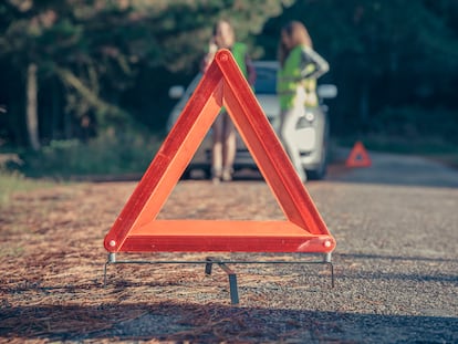 Triángulo de emergencia que avisa de un accidente de tráfico.