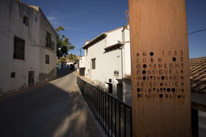 Numerosos carteles informan al visitante en Olmeda de las Fuentes.