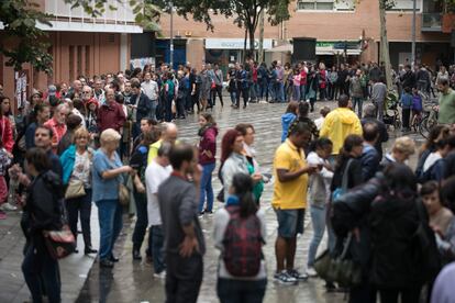 Una gran cola de gente envuelve escuela Barrufet de Barcelona para votar en el referéndum de autodeterminación.