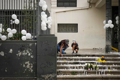 un niño en el homenaje al escolar muerto en un accidente en Recoleta