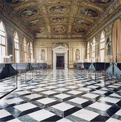 <i>Biblioteca Nazionale Marciana Venecia III,</i> 2003, de Candida Höfer.