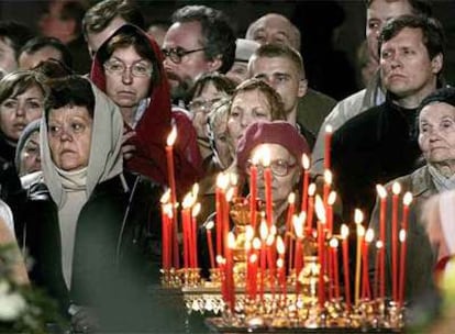 Varios rusos se congregan en el interior de la catedral de Cristo Redentor, en Moscú, donde estaba instalada la capilla ardiente del ex presidente Borís Yeltsin.