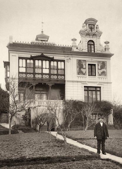 La Quinta de San Quintín, en Santander, donde Galdós escribió muchas de sus obras. En primer término, el guarda y hortelano de la finca, Manuel Rubín. 1905.