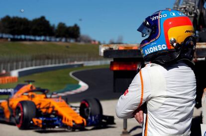 Alonso, junto a su McLaren detenido, hoy en Montmeló.