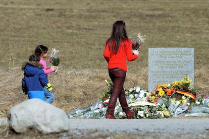 Una mujer y dos ni&ntilde;as llevan flores al memorial erigido por las v&iacute;ctimas del avi&oacute;n de Germanwings en Le Vernet, este viernes. 